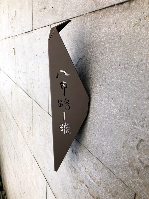 YCY：設計款信箱、金屬製品、設計傢俱、魔劍、妖刀，提供頂精緻的好選項 不鏽鋼立鳥門牌 伸張屬於自己的生活感與風格 見到就有好心情