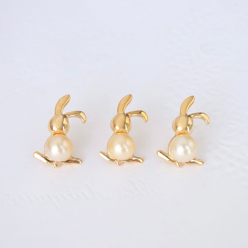 A warm cream yellow South Sea white pearl rabbit mini brooch - Brooches - Pearl Gold