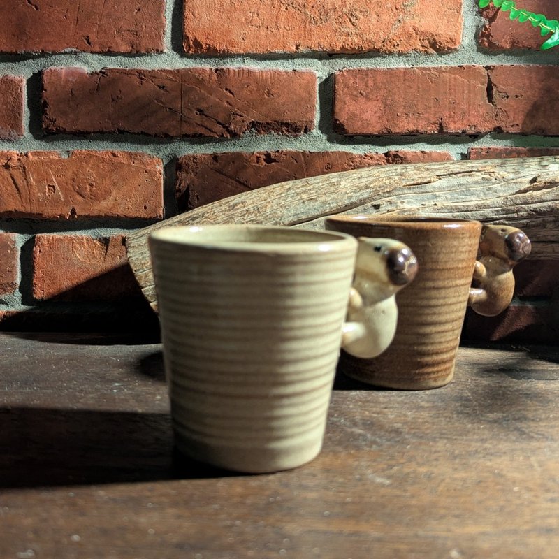 想休息一下的卡皮巴拉 馬克杯 鶯歌 手作 文創 陶杯 200 ml - 杯子 - 陶 卡其色