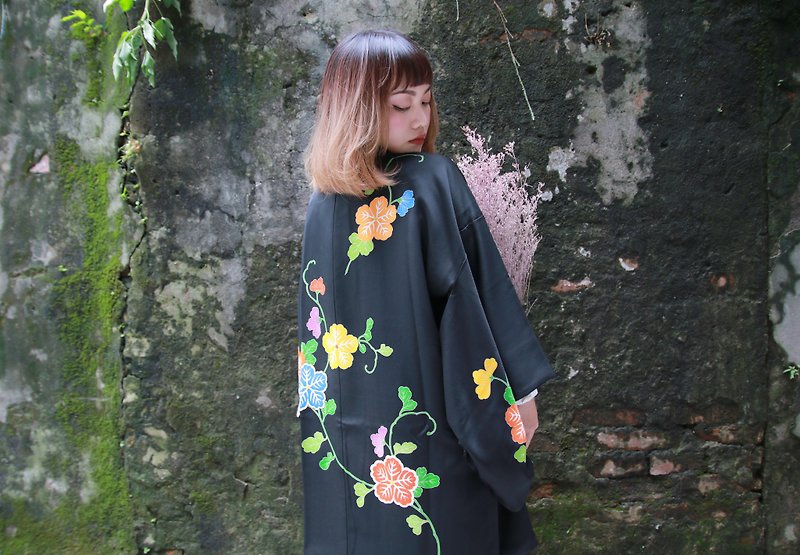 Back to Green :: Japan to bring back kimono feathers cuddle graffiti flowers / both men and women can wear / / vintage kimono (KI-62) - เสื้อแจ็คเก็ต - ผ้าไหม 