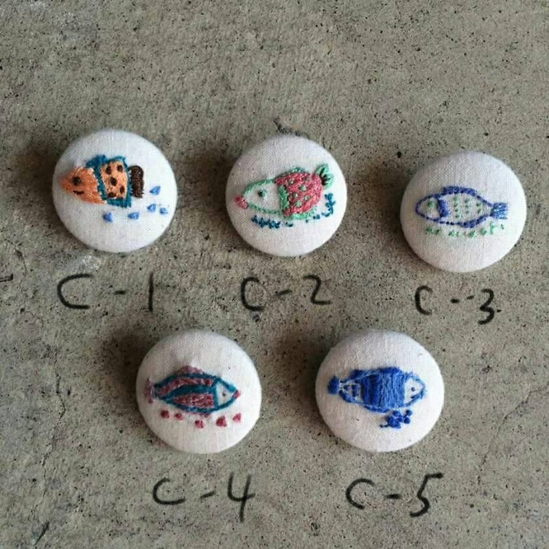Embroidery fish pin -C style series - เข็มกลัด - ผ้าฝ้าย/ผ้าลินิน 