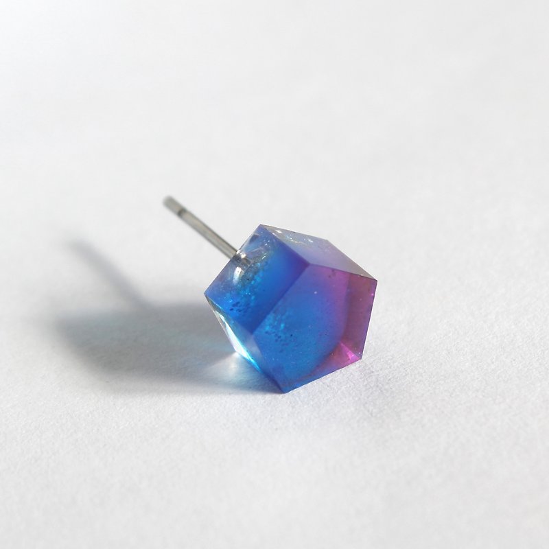 今夜即永恆 / 樹脂耳環- 單隻 / 五角形 透明 藍色 紫色 漸層 - 耳環/耳夾 - 樹脂 藍色
