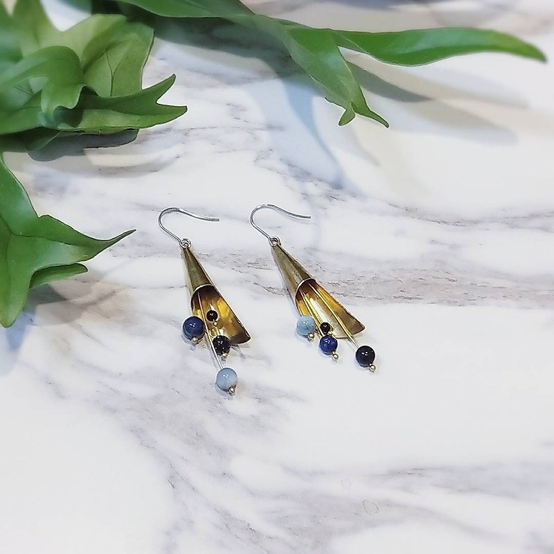 Raindrop Earrings-Blue / Brass / Clip Clip / Stainless Steel Ear Pins / Natural Stone - ต่างหู - ทองแดงทองเหลือง สีน้ำเงิน