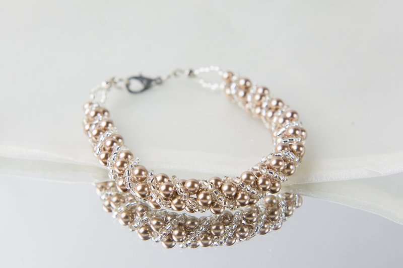 Pearl twisty swarovski pearl bracelet, 7.5 inches and 2 inches chain - สร้อยข้อมือ - ไข่มุก สีทอง