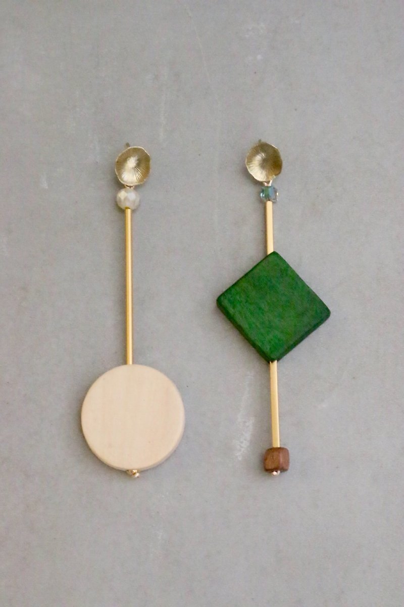 Brass Wooden Earrings (1043) Swing - ต่างหู - โลหะ สีเขียว