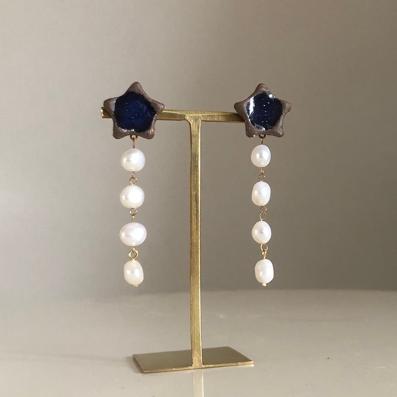 Restock [Shigaraki ware] Meteor with 4 pearls Genuine pearl Baroque pearl Night sky Clip-On Earrings Pottery Traditional crafts - ต่างหู - ดินเผา สีน้ำเงิน