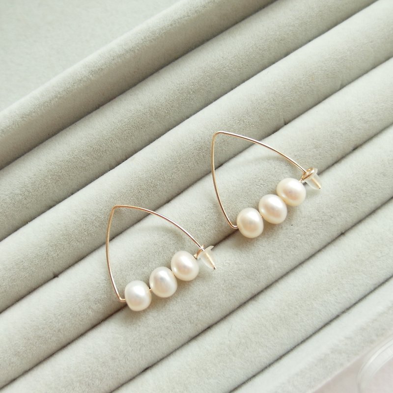 Natural Freshwater Pearl 14K Gold Triangle Earrings - ต่างหู - เครื่องเพชรพลอย ขาว