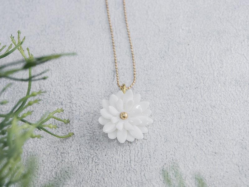 Mum ~ white porcelain flower pendant ~ size S - 項鍊 - 陶 白色