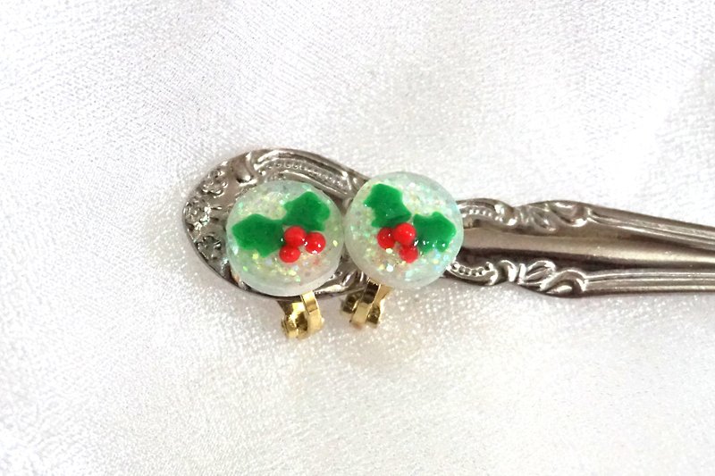Christmas Cranberry Clip Earrings Christmas Gift - ต่างหู - พลาสติก ขาว
