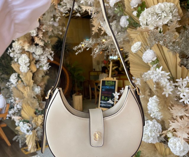 ★TOUT Y EST★ Basic Messenger Bag Ivory QP123ABG11 QP123ABG Bag to Basics Korean LA VIE bag (Ivory) - Shop bagtobasics