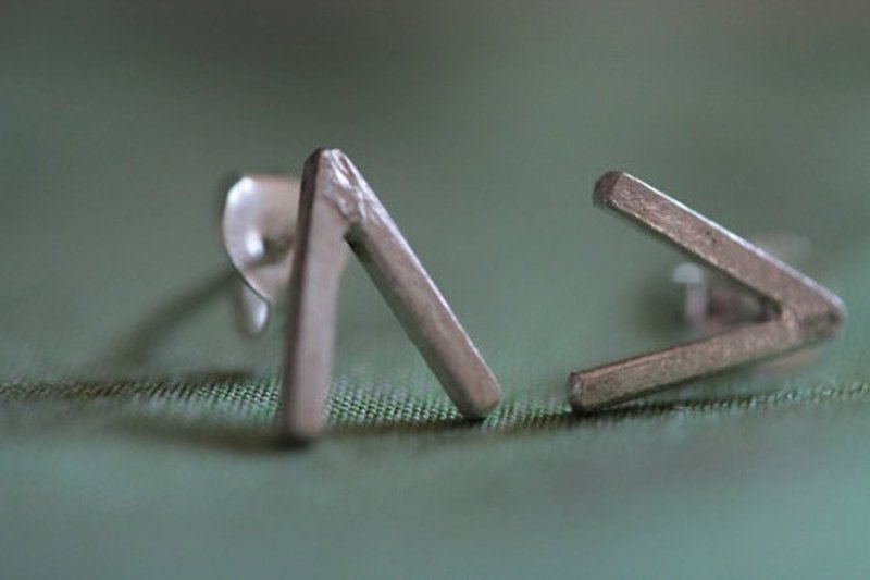 Handmade silver reverse V stud earring (E0163) - ต่างหู - โลหะ 