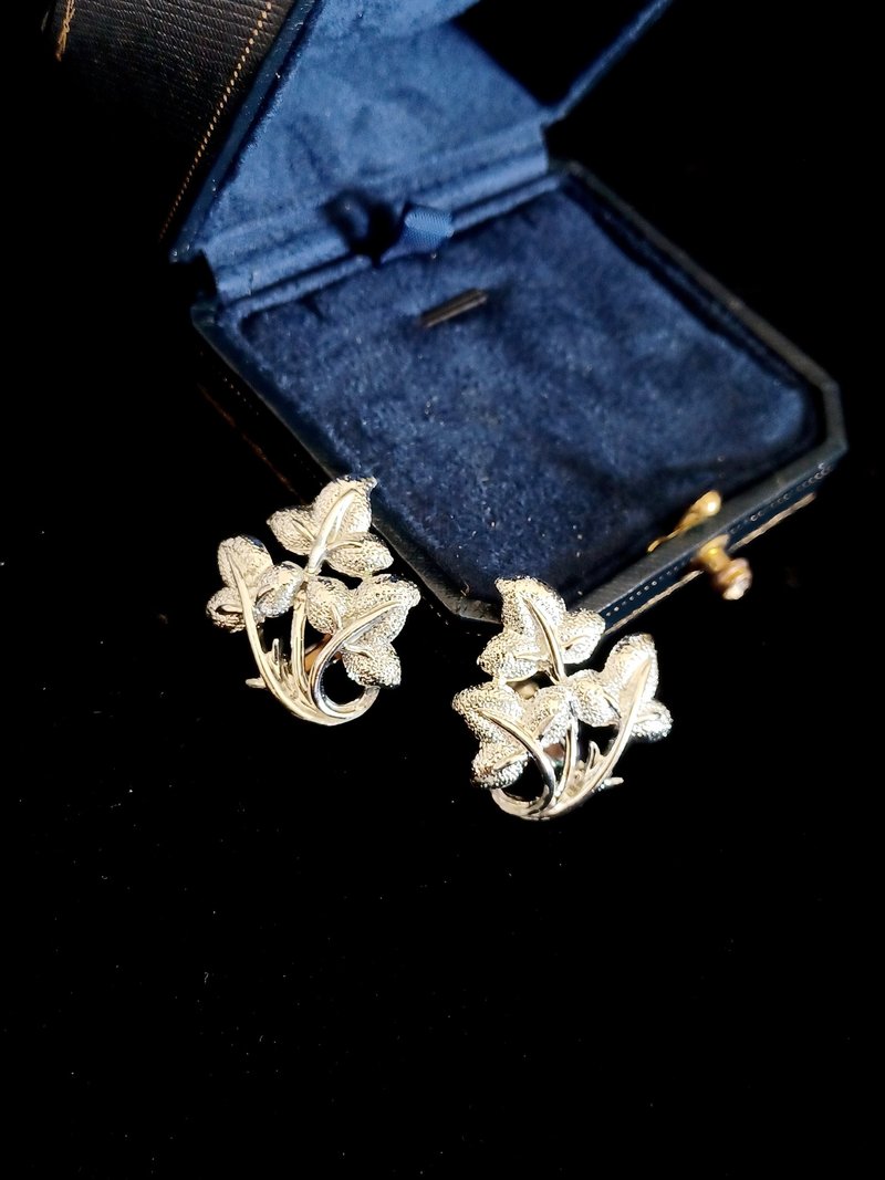 vintage jewelry CORO classic Silver trefoil clip-on earrings - ต่างหู - โลหะ 