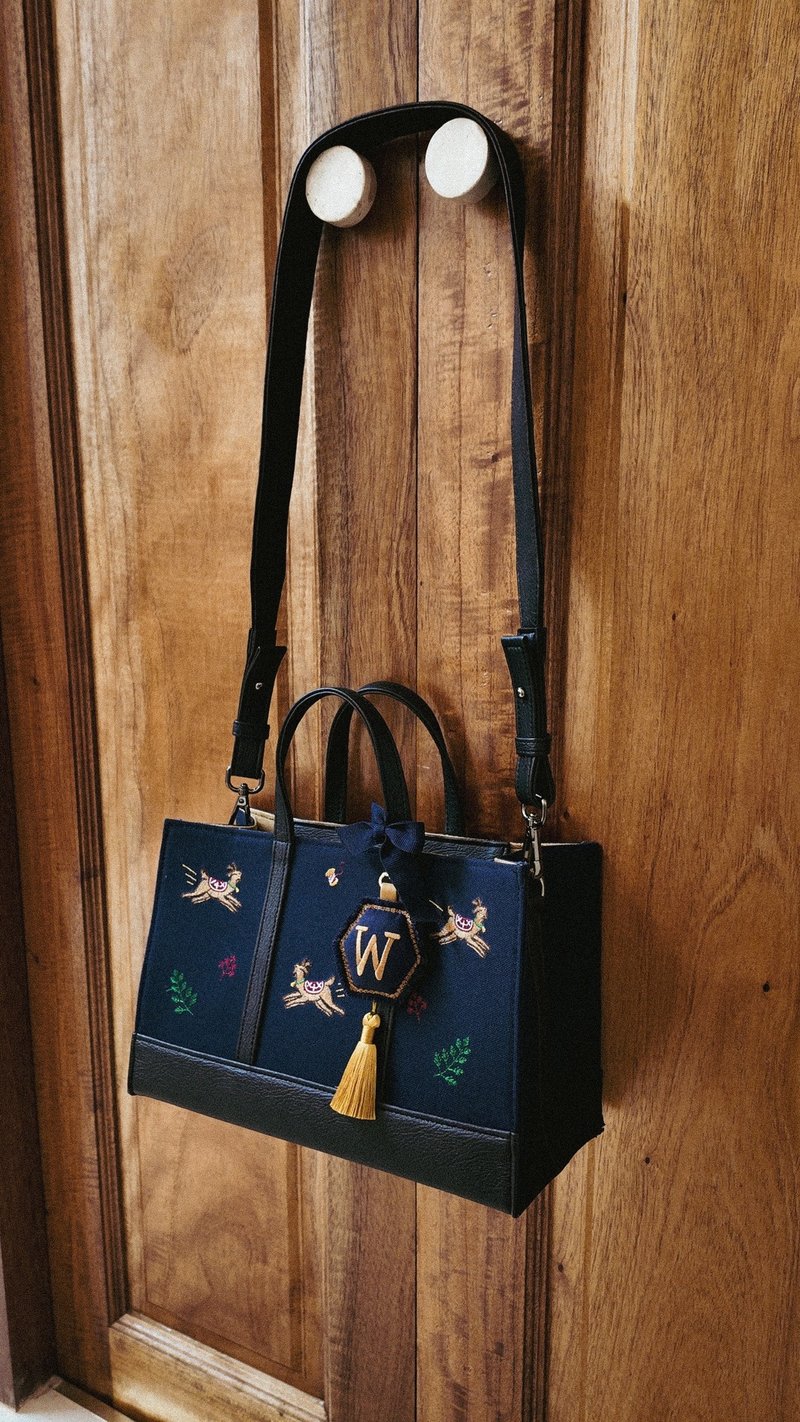 【客製化禮物】Happy Goat Box Bag -Navy 包包 (M) - 手提包/手提袋 - 繡線 藍色