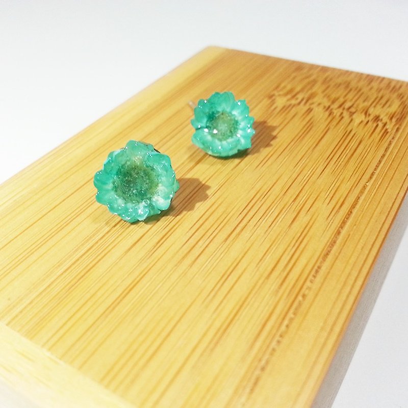 color & flower green green tiffany earrings small daisy dried flowers (can be changed ear clip-on) - ต่างหู - พืช/ดอกไม้ สีเขียว