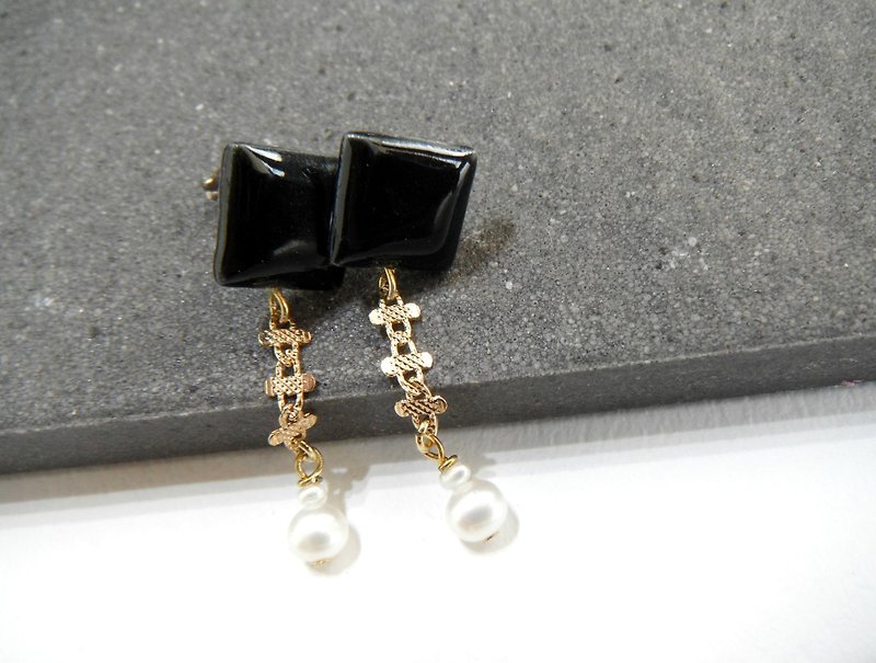 Freshwater pearl swing ceramic pierce / earring / black - Earrings & Clip-ons - Pottery Black