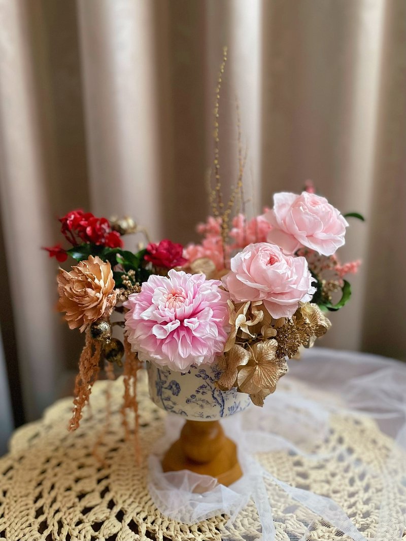 【花訴花藝】青花瓷大理花桌花/開幕花禮/升遷花禮/祝賀花禮 - 乾燥花/永生花 - 植物．花 多色