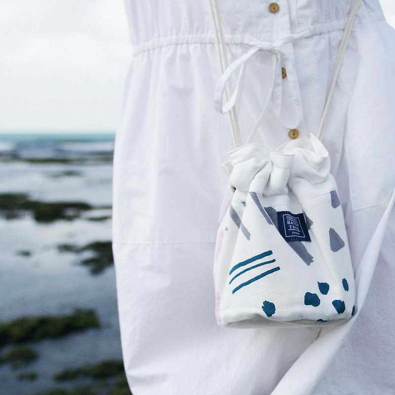 Side of the bucket bag _ hand-painted geometric lines (in stock) - Messenger Bags & Sling Bags - Cotton & Hemp White