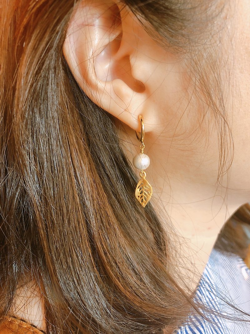 Cotton pearl fog leaf classical earrings │ can be changed to clip-on birthday gift petty bourgeoisie - ต่างหู - เครื่องเพชรพลอย สีทอง