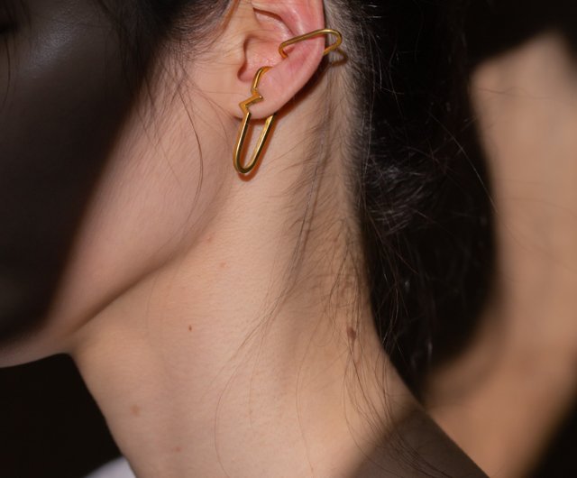 ネプチューン衛星EarCuffを打ち負かすネプチューン衛星EarCuff