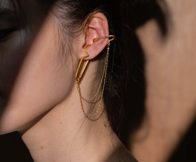 ネプチューン衛星EarCuffを打ち負かすネプチューン衛星EarCuff