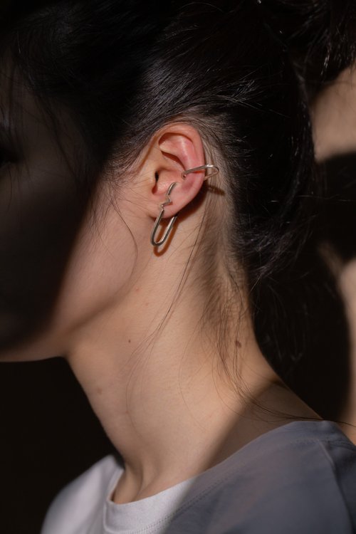 ネプチューン衛星EarCuffを打ち負かすネプチューン衛星EarCuff