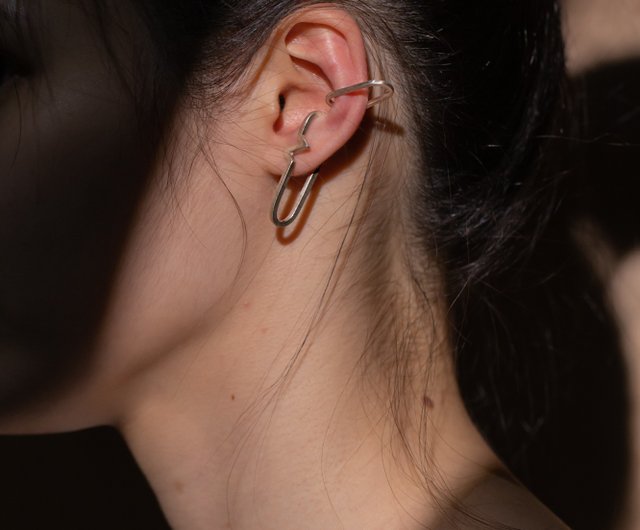 ネプチューン衛星EarCuffを打ち負かすネプチューン衛星EarCuff