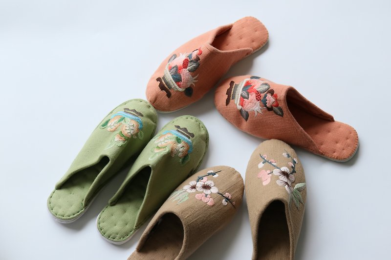 [Customization] Hand-embroidered Linen slippers with peach blossom bergamot and pomegranate pattern can be customized - รองเท้าแตะ - ผ้าฝ้าย/ผ้าลินิน สีเขียว