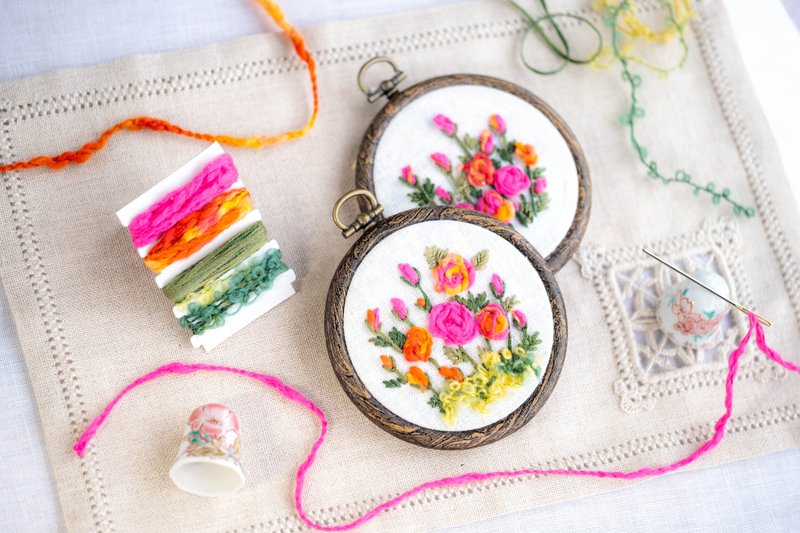 新手刺繡材料包-玫瑰花【釘線繡・直線繡繡法】 - 編織/刺繡/羊毛氈/縫紉 - 繡線 紅色