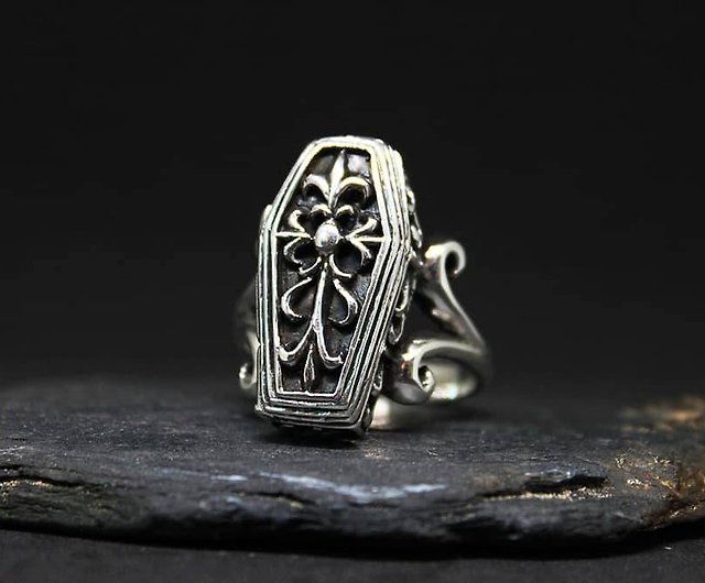 Goth ring - Sterling Silver Dark Gothic Skull Engagement Ring - Shop  Fantasy Rings General Rings - Pinkoi