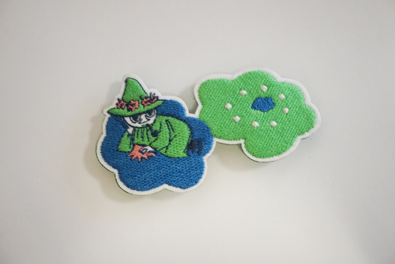 【Pinkoi x Moomin x SOU・SOU】Embroidered Pin - Snufkin (C) - เข็มกลัด - งานปัก 