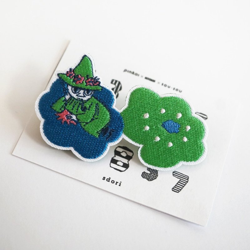 【Pinkoi x Moomin x SOU・SOU】Embroidered Pin - Snufkin (C) - เข็มกลัด - งานปัก 