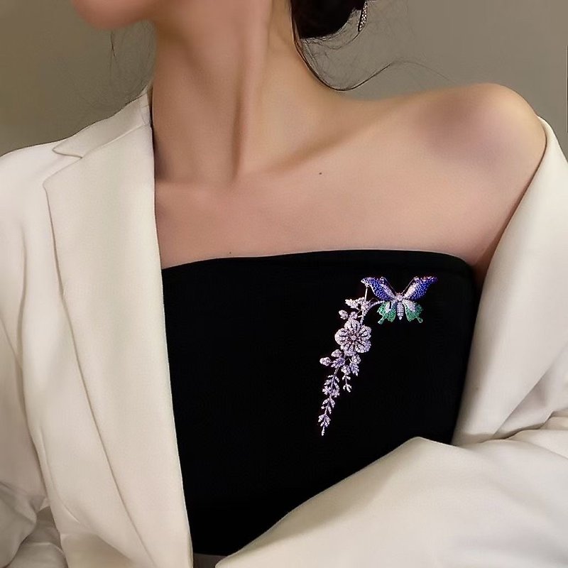 [Hong Kong and Macau Exclusive] European and American elegant butterfly and flower cluster top-quality zircon Stone sterling silver pin large brooch - Brooches - Sterling Silver Silver