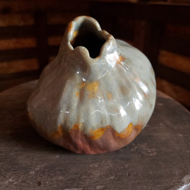 Petal-shape vase with vintage color - Pottery & Ceramics - Pottery Brown