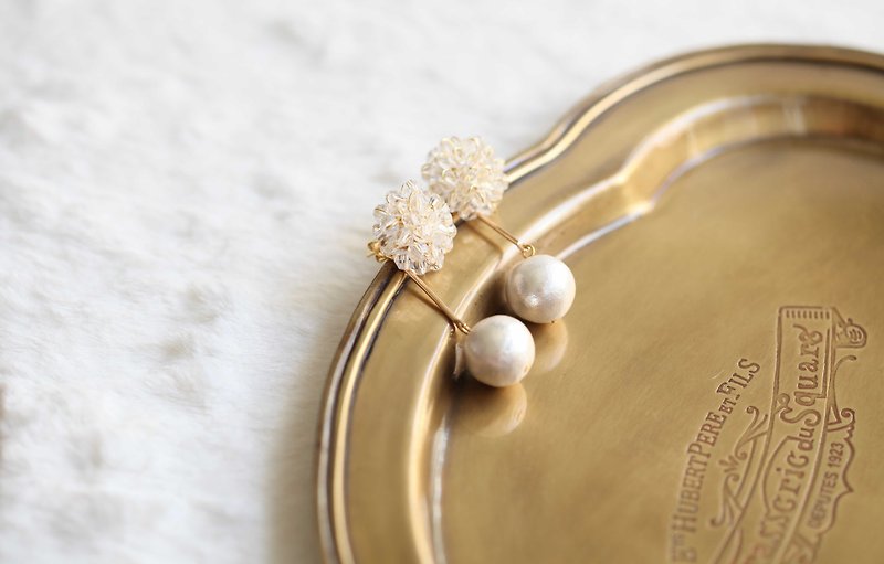 Plated 18k gold crystal flower earrings │ cotton pearl ear pin gift Christmas - ต่างหู - โลหะ ขาว