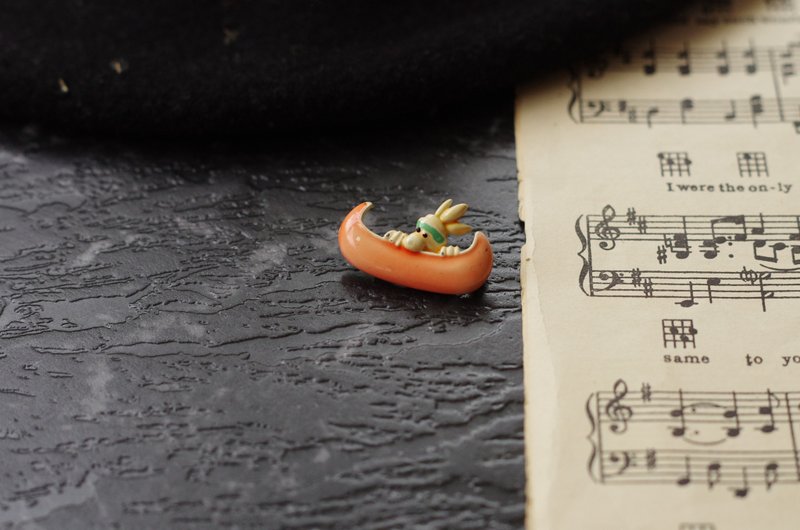Vintage JJ enamel boat rabbit animal brooch pin USA - เข็มกลัด - โลหะ สีทอง