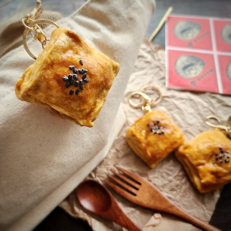 Realistic wool felt medium puff pastry bread (pin/magnet/pure key ring/OO hanging ornament) - พวงกุญแจ - ขนแกะ 