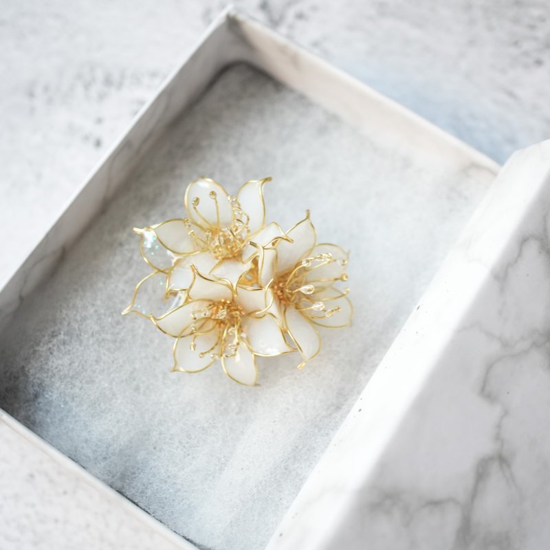 百合造型 2way 髮簪/胸針 或 馬尾釦 ．春．白色．香水百合 (訂製款) - 其他 - 塑膠 白色