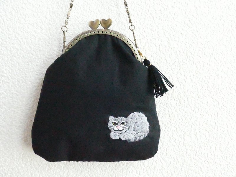 Embroidery shoulder mouthful manur cat - กระเป๋าแมสเซนเจอร์ - ผ้าฝ้าย/ผ้าลินิน สีดำ