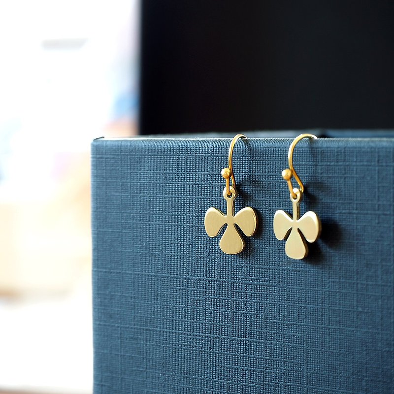 3 leaves clover brass earrings (Handmade) - ต่างหู - ทองแดงทองเหลือง สีทอง