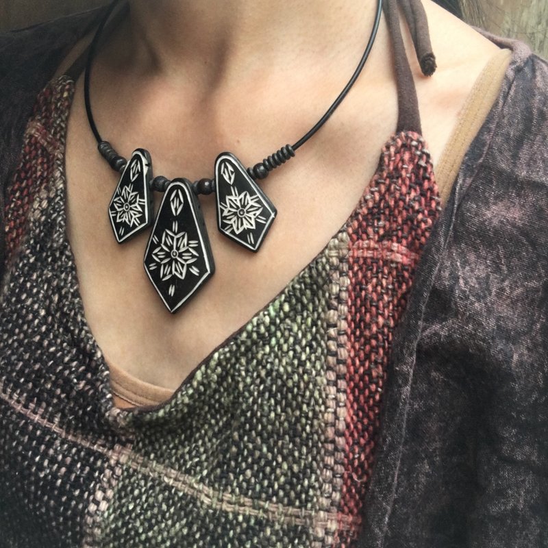 【Lost and find】 Tibetan blessing carved woven yak bone necklace - สร้อยคอ - เครื่องเพชรพลอย สีดำ