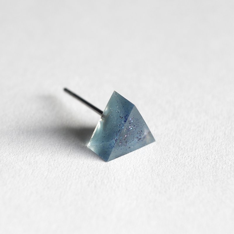 深墜夢中 / 樹脂耳環 - 單隻 / 三角形 灰藍 透明 - 耳環/耳夾 - 樹脂 藍色