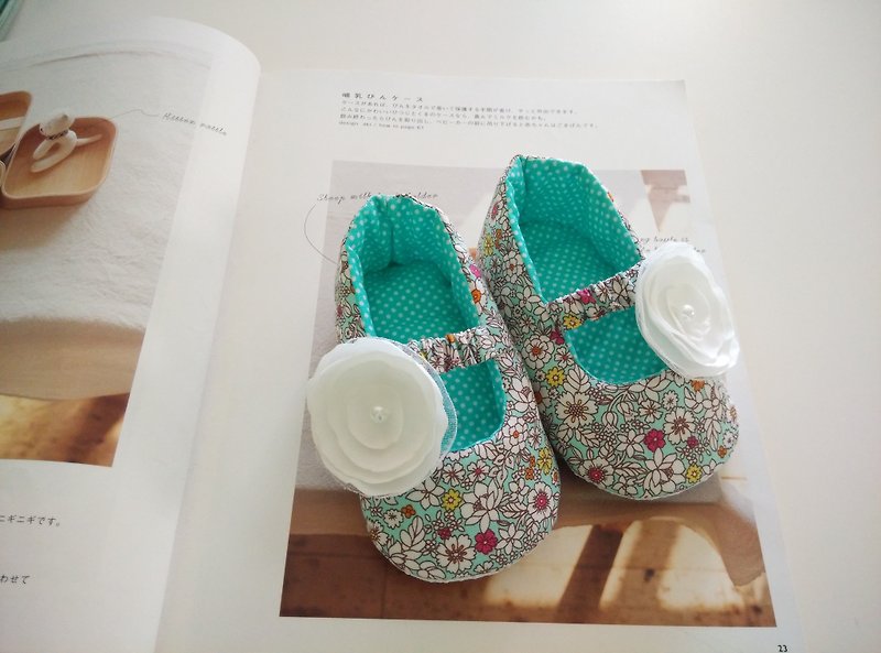 Lake Green Floral Baby Shoes Doll Shoes + Pure White Flower Moon Gift - รองเท้าเด็ก - ผ้าฝ้าย/ผ้าลินิน สีเขียว