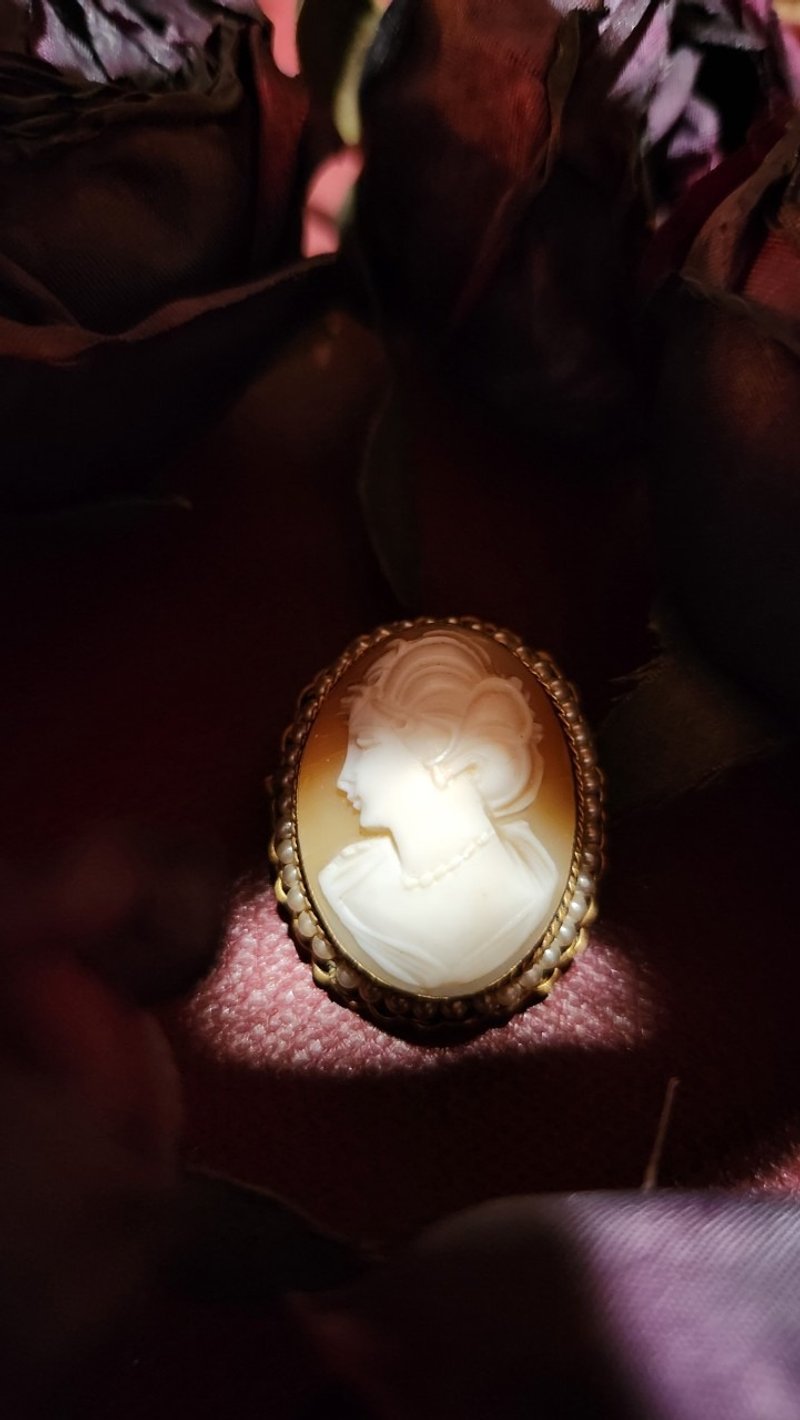 復古手工浮雕貝美女頭像胸針及吊墜兩用項鍊聖誕禮盒 - 項鍊 - 純銀 金色