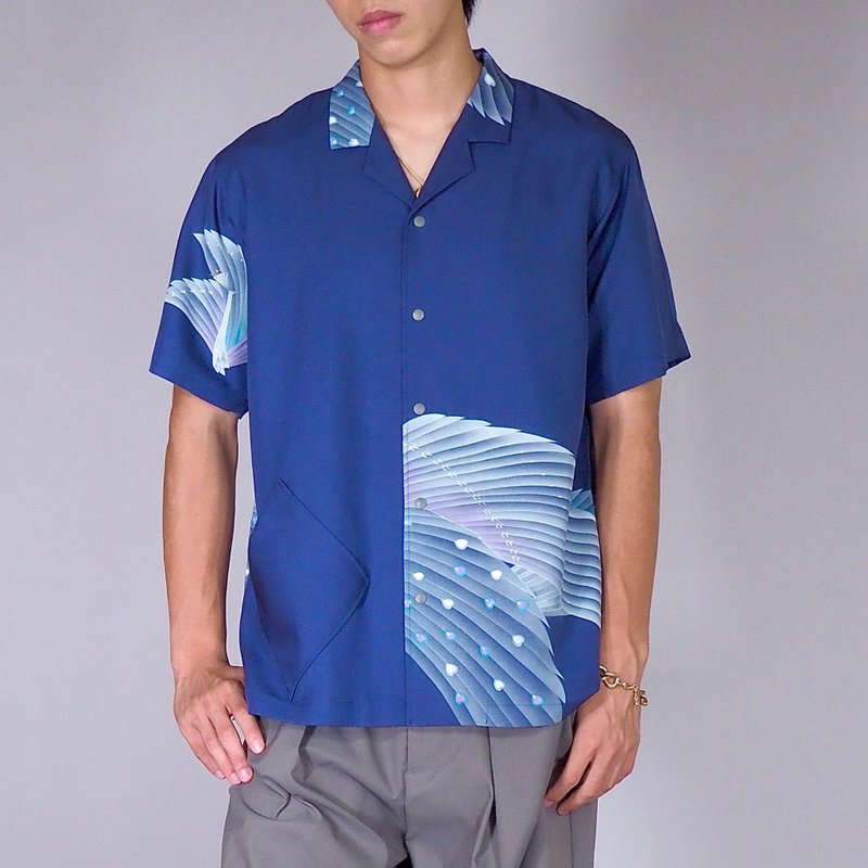【日本製】着物リメイク  ロイヤルブルー　メンズシルクシャツ　リラックスMサイズ  孔雀柄　スナップボタン　正絹着物アップサイクル　キャンプカラーシャツ - シャツ メンズ - シルク・絹 ブルー