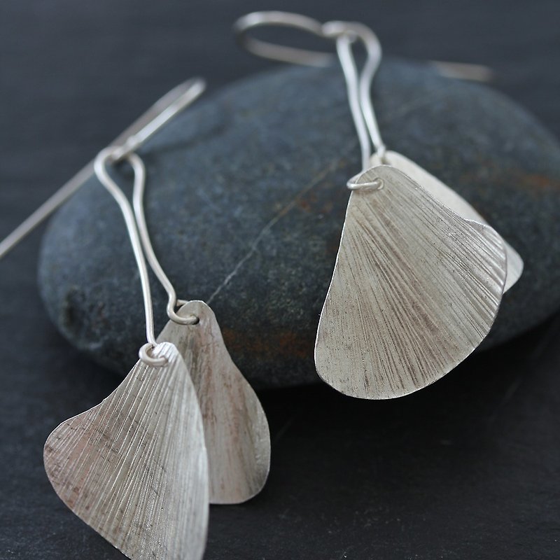 Double hanging ginkgo leaf earrings in silver or partial gold (E0178) - ต่างหู - เงิน สีเงิน