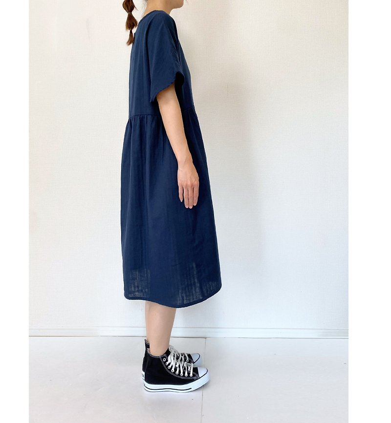 Double gauze　simple dolman short sleeve dress with pockets cotton　dark navy blue - ชุดเดรส - ผ้าฝ้าย/ผ้าลินิน สีดำ