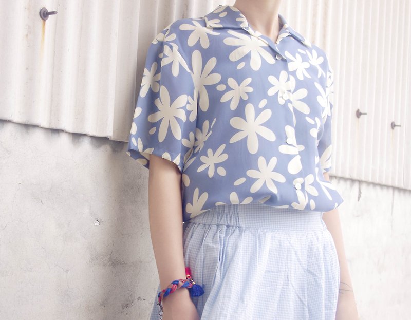 4.5studio- vintage treasure hunt - Summer Flowers and water in a blue shirt - Women's Shirts - Polyester Blue