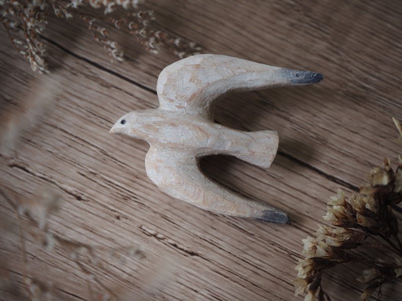 Hand carved wood brooch badge seagull - Badges & Pins - Wood 