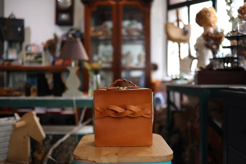CAJA - 手工皮革方形手袋 Square Box Handbag - 側背包/斜背包 - 真皮 咖啡色