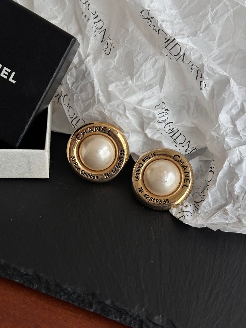 中古品 Chanel 香奈兒 金包邊珍珠耳夾 Rue Cambon 字樣 - 耳環/耳夾/耳骨夾 - 其他金屬 金色